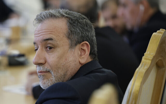 Le ministre iranien des Affaires étrangères Abbas Araghchi participe à une réunion avec son homologue russe Sergei Lavrov à Moscou le 18 avril 2025. (Crédit : Tatyana MAKEYEVA / POOL / AFP) Le ministre iranien des Affaires étrangères Abbas Araghchi participe à une réunion avec son homologue russe Sergei Lavrov à Moscou le 18 avril 2025. (Crédit : Tatyana MAKEYEVA / POOL / AFP)