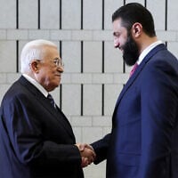 Cette image diffusée par l'Agence de presse arabe syrienne (SANA) montre le président intérimaire syrien Ahmed al-Sharaa (à droite) recevant le président de l'Autorité palestinienne Mahmud Abbas à Damas, le 18 avril 2025. (Crédit : SANA / AFP)