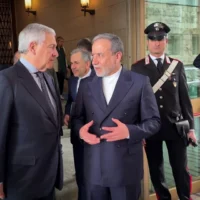 Le ministre italien des Affaires étrangères, Antonio Tajani (à gauche), rencontre son homologue iranien, Abbas Araghchi, au ministère italien des Affaires étrangères à Rome, avant les négociations sur le nucléaire, le 19 avril 2025. (Document / MINISTÈRE ITALIEN DES AFFAIRES ÉTRANGÈRES / AFP)