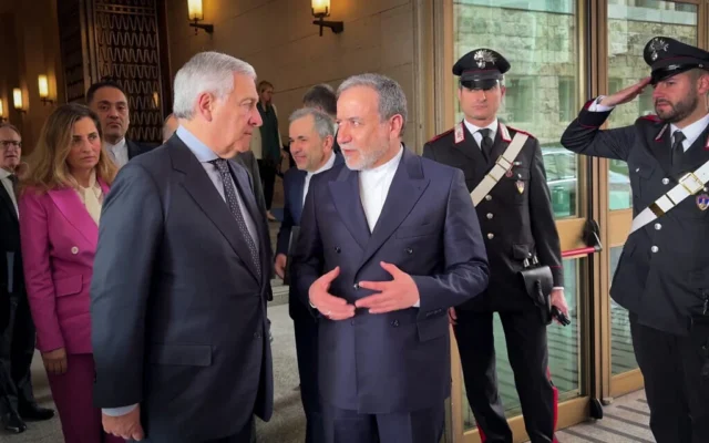Le ministre italien des Affaires étrangères, Antonio Tajani (à gauche), rencontre son homologue iranien, Abbas Araghchi, au ministère italien des Affaires étrangères à Rome, avant les négociations sur le nucléaire, le 19 avril 2025. (Document / MINISTÈRE ITALIEN DES AFFAIRES ÉTRANGÈRES / AFP)