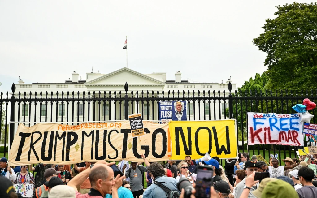 Des manifestants réunis près de la Maison Blanche lors de la manifestation nationale "Bas les pattes !" contre les politiques et les mesures exécutives du président américain Donald Trump, à Washington, le 19 avril 2025. (Crédit : Richard Pierrin/AFP)