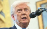 Le président américain Donald Trump s’adresse aux journalistes lors de la cérémonie de prestation de serment de Paul Atkins, président de la Securities and Exchange Commission (SEC), dans le bureau ovale de la Maison-Blanche à Washington, le 22 avril 2025. (Saul Loeb/AFP)