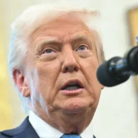 Le président américain Donald Trump s’adresse aux journalistes lors de la cérémonie de prestation de serment de Paul Atkins, président de la Securities and Exchange Commission (SEC), dans le bureau ovale de la Maison-Blanche à Washington, le 22 avril 2025. (Saul Loeb/AFP)