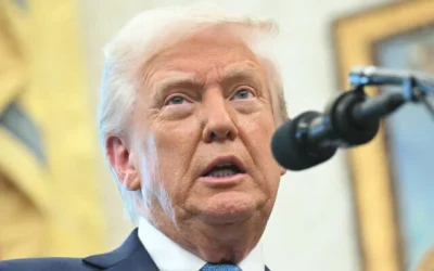 Le président américain Donald Trump s’adresse aux journalistes lors de la cérémonie de prestation de serment de Paul Atkins, président de la Securities and Exchange Commission (SEC), dans le bureau ovale de la Maison-Blanche à Washington, le 22 avril 2025. (Saul Loeb/AFP)