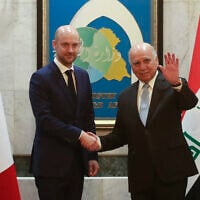 Le ministre irakien des Affaires étrangères Fuad Hussein (à droite) accueille son homologue français Jean-Noël Barrot à Bagdad le 23 avril 2025. (Crédit : AHMAD AL-RUBAYE / AFP)
