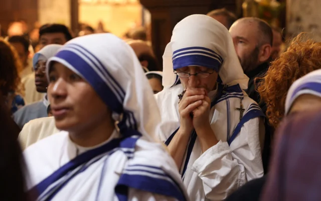 Des religieuses lors d'une messe à la mémoire du pape François à l'église du Saint-Sépulcre à Jérusalem, le 23 avril 2025. (Crédit : AHMAD GHARABLI / AFP)
