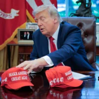 Le président américain Donald Trump alors qu'il se prépare à signer des décrets relatifs à la politique de l'éducation, dans le bureau ovale de la Maison Blanche à Washington, le 23 avril 2025. (Crédit : Chip Somodevilla/Getty Images/AFP)