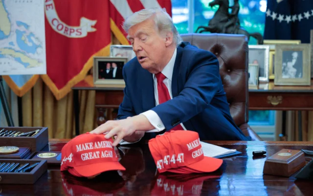 Le président américain Donald Trump alors qu'il se prépare à signer des décrets relatifs à la politique de l'éducation, dans le bureau ovale de la Maison Blanche à Washington, le 23 avril 2025. (Crédit : Chip Somodevilla/Getty Images/AFP)