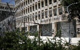 L'entrée fortifiée de la Banque du Liban, la banque centrale du Liban, dans la capitale Beyrouth, le 20 mai 2020. (Crédit : PATRICK BAZ / AFP)