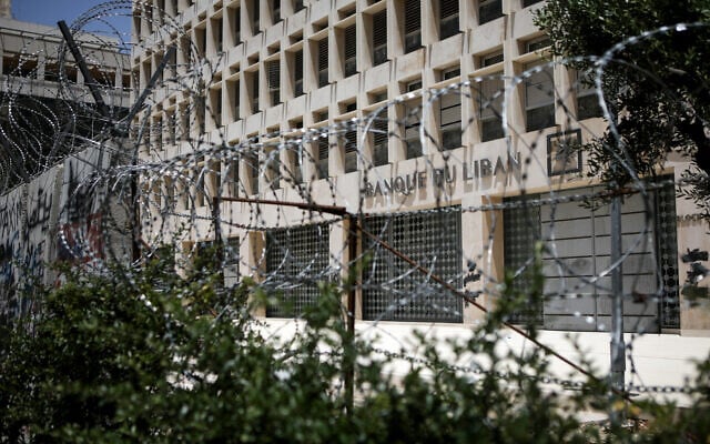 L'entrée fortifiée de la Banque du Liban, la banque centrale du Liban, dans la capitale Beyrouth, le 20 mai 2020. (Crédit : PATRICK BAZ / AFP)