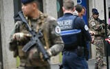 Des militaires français de l'opération Sentinelle et des agents de la police municipale se tiennent devant le lycée Notre-Dame de Toutes-Aides, où un élève a tué un autre élève et en a blessé trois autres lors d'une attaque au couteau, à Nantes, dans l'ouest de la France, le 24 avril 2025. Un élève armé d'un couteau a attaqué quatre de ses camarades avant d'être maîtrisé par le personnel enseignant, selon des informations obtenues par l'AFP auprès d'une source proche du dossier. (Crédit : Loic VENANCE / AFP)