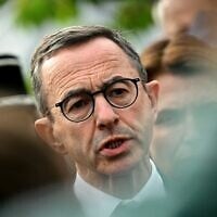 Le ministre français de l'Intérieur Bruno Retailleau s'adresse à la presse lors d'une visite au lycée Notre-Dame de Toutes-Aides après une attaque au couteau qui a fait un mort et trois blessés, à Nantes, dans l'ouest de la France, le 24 avril 2025. Un élève armé d'un couteau a attaqué quatre de ses camarades avant d'être maîtrisé par le personnel enseignant, selon des informations obtenues par l'AFP auprès d'une source proche du dossier. (Crédit : Loic VENANCE / AFP)