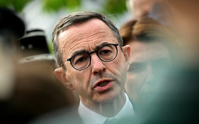 Le ministre français de l'Intérieur Bruno Retailleau s'adresse à la presse lors d'une visite au lycée Notre-Dame de Toutes-Aides après une attaque au couteau qui a fait un mort et trois blessés, à Nantes, dans l'ouest de la France, le 24 avril 2025. Un élève armé d'un couteau a attaqué quatre de ses camarades avant d'être maîtrisé par le personnel enseignant, selon des informations obtenues par l'AFP auprès d'une source proche du dossier. (Crédit : Loic VENANCE / AFP)