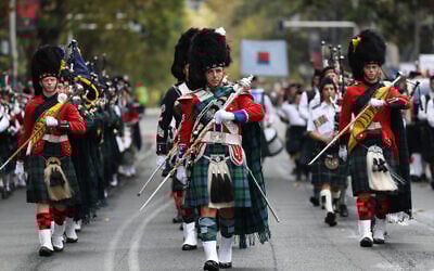 Une fanfare défile lors de la parade annuelle de l'ANZAC (Australian and New Zealand Army Corps) à Sydney, le 25 avril 2025. (Crédit : Saeed KHAN / AFP)
