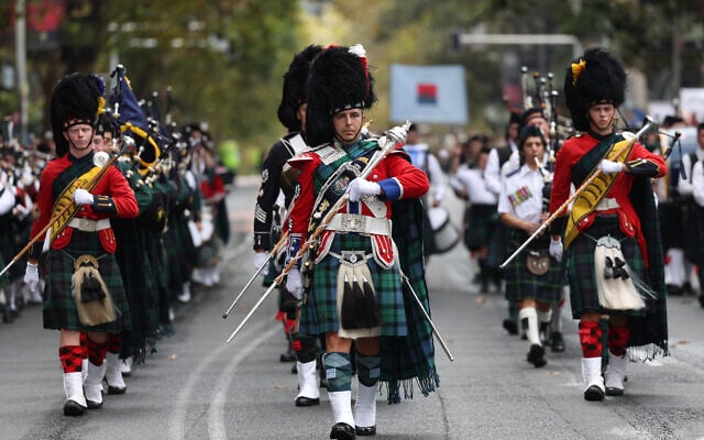 Une fanfare défile lors de la parade annuelle de l'ANZAC (Australian and New Zealand Army Corps) à Sydney, le 25 avril 2025. (Crédit : Saeed KHAN / AFP)