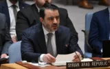 Le ministre syrien des Affaires étrangères, Assaad al-Shaibani, s'exprimant lors d'une réunion du Conseil de sécurité des Nations unies sur le Moyen-Orient au siège de l'ONU, à New York, le 25 avril 2025. (Crédit : Angela Weiss/AFP)