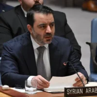 Le ministre syrien des Affaires étrangères, Assaad al-Shaibani, s'exprimant lors d'une réunion du Conseil de sécurité des Nations unies sur le Moyen-Orient au siège de l'ONU, à New York, le 25 avril 2025. (Crédit : Angela Weiss/AFP)