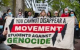 Des manifestants anti-israéliens se rassemblent sur Cambridge Common pour protester contre le positionnement de Harvard sur la guerre Israël-Hamas à Gaza et montrer leur soutien au peuple palestinien, devant l'université de Harvard à Cambridge, Massachusetts, le 25 avril 2025. (Crédit : Joseph Prezioso/AFP)