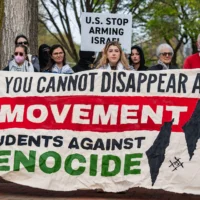 Des manifestants anti-israéliens se rassemblent sur Cambridge Common pour protester contre le positionnement de Harvard sur la guerre Israël-Hamas à Gaza et montrer leur soutien au peuple palestinien, devant l'université de Harvard à Cambridge, Massachusetts, le 25 avril 2025. (Crédit : Joseph Prezioso/AFP)