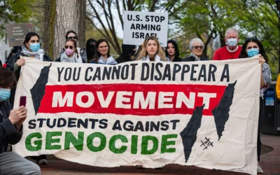Des manifestants anti-israéliens se rassemblent sur Cambridge Common pour protester contre le positionnement de Harvard sur la guerre Israël-Hamas à Gaza et montrer leur soutien au peuple palestinien, devant l'université de Harvard à Cambridge, Massachusetts, le 25 avril 2025. (Crédit : Joseph Prezioso/AFP)