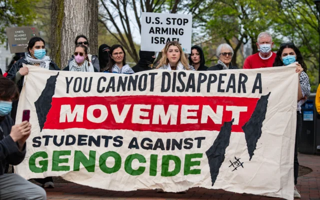 Des manifestants anti-israéliens se rassemblent sur Cambridge Common pour protester contre le positionnement de Harvard sur la guerre Israël-Hamas à Gaza et montrer leur soutien au peuple palestinien, devant l'université de Harvard à Cambridge, Massachusetts, le 25 avril 2025. (Crédit : Joseph Prezioso/AFP) Des manifestants anti-israéliens se rassemblent sur Cambridge Common pour protester contre le positionnement de Harvard sur la guerre Israël-Hamas à Gaza et montrer leur soutien au peuple palestinien, devant l'université de Harvard à Cambridge, Massachusetts, le 25 avril 2025. (Crédit : Joseph Prezioso/AFP)