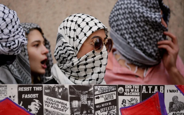 Des manifestants pro-palestiniens et anti-israéliens portent des keffiehs alors qu'ils marchent du City College à l'université Columbia contre les politiques de l'administration Trump, le 25 avril 2025. (Leonardo Munoz/AFP) Des manifestants pro-palestiniens et anti-israéliens portent des keffiehs alors qu'ils marchent du City College à l'université Columbia contre les politiques de l'administration Trump, le 25 avril 2025. (Leonardo Munoz/AFP)