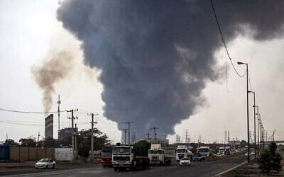Un épais panache de fumée s’élevant alors que des automobilistes circulent sur une autoroute près du lieu d'une explosion au port Shahid Rajaee, au sud-ouest de Bandar Abbas, dans la province iranienne d'Hormozgan, le 26 avril 2025. Plusieurs conteneurs ont explosé le 26 avril dans le plus grand port commercial d'Iran, ont indiqué les autorités, provoquant une violente explosion et un incendie qui ont fait des centaines de blessés. Shahid Rajaee, situé à plus de 1 000 kilomètres au sud de la capitale, est le port à conteneurs le plus moderne d'Iran, selon l'agence de presse officielle IRNA. (Crédit : Mohammad Rasole Moradi/IRNA/AFP)