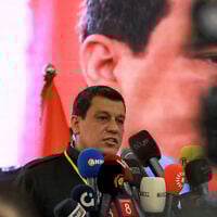 Mazloum Abdi, commandant en chef des Forces démocratiques syriennes (FDS), s'exprime lors de la conférence pan-kurde « Unité et consensus » à Qamishli, dans le nord-est de la Syrie, le 26 avril 2025. (Crédit : Delil SOULEIMAN / AFP)