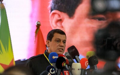 Mazloum Abdi, commandant en chef des Forces démocratiques syriennes (FDS), s'exprime lors de la conférence pan-kurde « Unité et consensus » à Qamishli, dans le nord-est de la Syrie, le 26 avril 2025. (Crédit : Delil SOULEIMAN / AFP)