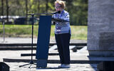 Mala Tribich, survivante britannique de la Shoah née en Pologne, prononce un discours lors d'une cérémonie de commémoration au mémorial de Bergen-Belsen à Lohheide, dans le nord de l'Allemagne, le 27 avril 2025, à l'occasion du 80e anniversaire de la libération du camp de concentration de Bergen-Belsen. Le camp de concentration de Bergen-Belsen a été libéré par les forces britanniques le 15 avril 1945. (Crédit : FOCKE STRANGMANN / AFP)