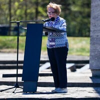 Mala Tribich, survivante britannique de la Shoah née en Pologne, prononce un discours lors d'une cérémonie de commémoration au mémorial de Bergen-Belsen à Lohheide, dans le nord de l'Allemagne, le 27 avril 2025, à l'occasion du 80e anniversaire de la libération du camp de concentration de Bergen-Belsen. Le camp de concentration de Bergen-Belsen a été libéré par les forces britanniques le 15 avril 1945. (Crédit : FOCKE STRANGMANN / AFP)