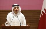 Le Premier ministre et ministre des Affaires étrangères du Qatar, Cheikh Mohammed ben Abdulrahman Al-Thani, s'exprimant lors d'une conférence de presse à Doha, le 27 avril 2025. (Crédit : Karim Jaafar/AFP)