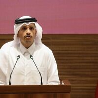 Le Premier ministre et ministre des Affaires étrangères du Qatar, Cheikh Mohammed ben Abdulrahman Al-Thani, s'exprimant lors d'une conférence de presse à Doha, le 27 avril 2025. (Crédit : Karim Jaafar/AFP)