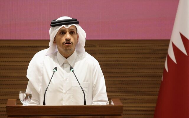 Le Premier ministre et ministre des Affaires étrangères du Qatar, Cheikh Mohammed ben Abdulrahman Al-Thani, s'exprimant lors d'une conférence de presse à Doha, le 27 avril 2025. (Crédit : Karim Jaafar/AFP) Le Premier ministre et ministre des Affaires étrangères du Qatar, Cheikh Mohammed ben Abdulrahman Al-Thani, s'exprimant lors d'une conférence de presse à Doha, le 27 avril 2025. (Crédit : Karim Jaafar/AFP)