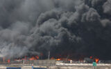 Une épaisse fumée noire sur les lieux d'une explosion massive survenue deux jours plus tôt dans le port de Shahid Rajaee, au sud-ouest de Bandar Abbas, dans la province iranienne d'Hormozgan. Photo fournie par Une photo fournie par le Croissant-Rouge iranien le 28 avril 2025.