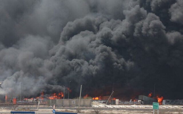Une épaisse fumée noire sur les lieux d'une explosion massive survenue deux jours plus tôt dans le port de Shahid Rajaee, au sud-ouest de Bandar Abbas, dans la province iranienne d'Hormozgan. Photo fournie par Une photo fournie par le Croissant-Rouge iranien le 28 avril 2025. Une épaisse fumée noire sur les lieux d'une explosion massive survenue deux jours plus tôt dans le port de Shahid Rajaee, au sud-ouest de Bandar Abbas, dans la province iranienne d'Hormozgan. Photo fournie par Une photo fournie par le Croissant-Rouge iranien le 28 avril 2025.