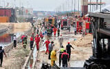 Une photo fournie par le Croissant-Rouge iranien le 28 avril 2025 montre des sauveteurs sur les lieux d'une explosion massive qui a eu lieu deux jours plus tôt dans le port de Shahid Rajaee au sud-ouest de Bandar Abbas dans la province iranienne d'Hormozgan, le 28 avril 2025. (Crédit : Croissant rouge iranien via AFP)