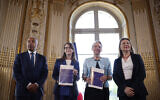 (De gauche à droite) Richard Senghor, Conseiller d'État et rédacteur du rapport, Aurore Bergé, ministre déléguée à l'Égalité entre les femmes et les hommes et à la Lutte contre les discriminations, Elisabeth Borne, ministre de l'Éducation nationale, de l'Enseignement supérieur et de la Recherche, et Marie-Anne Matard-Bonucci, professeure d'histoire contemporaine et rédactrice du rapport, posent lors de la présentation du rapport à la suite de la relance, le 13 février 2025, des Assises de Lutte contre l'Antisémitisme, à l'Hôtel de Cassini, à Paris, le 28 avril 2025. (Crédit : Ian LANGSDON / AFP)