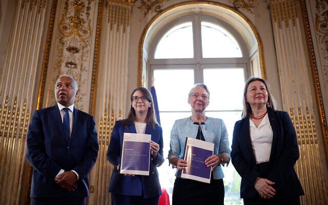 (De gauche à droite) Richard Senghor, Conseiller d'État et rédacteur du rapport, Aurore Bergé, ministre déléguée à l'Égalité entre les femmes et les hommes et à la Lutte contre les discriminations, Elisabeth Borne, ministre de l'Éducation nationale, de l'Enseignement supérieur et de la Recherche, et Marie-Anne Matard-Bonucci, professeure d'histoire contemporaine et rédactrice du rapport, posent lors de la présentation du rapport à la suite de la relance, le 13 février 2025, des Assises de Lutte contre l'Antisémitisme, à l'Hôtel de Cassini, à Paris, le 28 avril 2025. (Crédit : Ian LANGSDON / AFP)