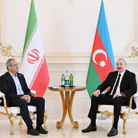 Sur cette photo prise et diffusée par la présidence azerbaïdjanaise le 28 avril 2025, le président azéri Ilham Aliyev rencontre son homologue iranien Masoud Pezeshkian à Bakou. (Crédit : Présidence azerbaïdjanaise / AFP)