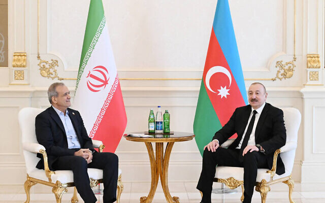 Sur cette photo prise et diffusée par la présidence azerbaïdjanaise le 28 avril 2025, le président azéri Ilham Aliyev rencontre son homologue iranien Masoud Pezeshkian à Bakou. (Crédit : Présidence azerbaïdjanaise / AFP)