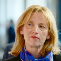 La future ministre allemande de l'Education, Karin Prien, arrive à une réunion du comité fédéral de l'Union chrétienne-démocrate (CDU), le 28 avril 2025 à Berlin. (Crédit : John MACDOUGALL / AFP)