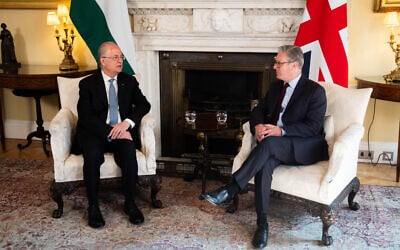 Le Premier ministre britannique Keir Starmer (à droite) et le Premier ministre palestinien Mohammad Mustafa (à gauche) au 10 Downing Street, à Londres, le 28 avril 2025. (Crédit : James Manning / POOL / AFP)