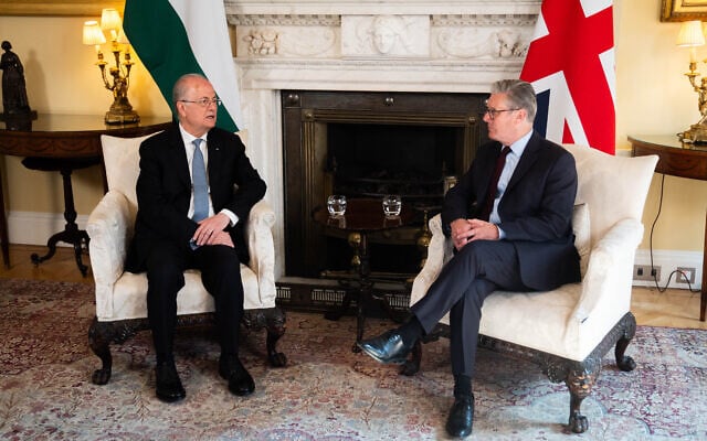 Le Premier ministre britannique Keir Starmer (à droite) et le Premier ministre palestinien Mohammad Mustafa (à gauche) au 10 Downing Street, à Londres, le 28 avril 2025. (Crédit : James Manning / POOL / AFP) Le Premier ministre britannique Keir Starmer (à droite) et le Premier ministre palestinien Mohammad Mustafa (à gauche) au 10 Downing Street, à Londres, le 28 avril 2025. (Crédit : James Manning / POOL / AFP)