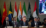 Le ministre brésilien des Affaires étrangères Mauro Vieira (C) s'exprime lors de la première réunion des ministres des Affaires étrangères des BRICS à Rio de Janeiro, au Brésil, le 28 avril 2025. (Crédit : Mauro PIMENTEL / POOL / AFP)
