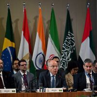 Le ministre brésilien des Affaires étrangères Mauro Vieira (C) s'exprime lors de la première réunion des ministres des Affaires étrangères des BRICS à Rio de Janeiro, au Brésil, le 28 avril 2025. (Crédit : Mauro PIMENTEL / POOL / AFP)
