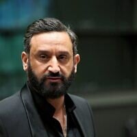 L'animateur Cyril Hanouna assiste à une séance devant la commission d'enquête parlementaire sur l'attribution des fréquences de la TNT, à l'Assemblée nationale à Paris, le 14 mars 2024. (ALAIN JOCARD / AFP)