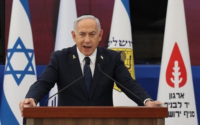 Le Premier ministre Benjamin Netanyahu prend la parole à l'occasion de l'annuelle cérémonie au cimetière Yad Labanim, à la veille du Jour du Souvenir, à Jérusalem, le 29 avril 2025. (Abir Sultan/Pool/AFP)