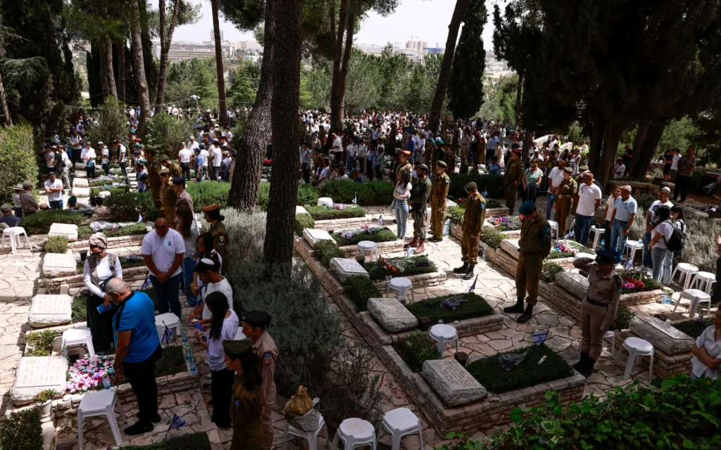 Des soldats israéliens et des personnes en deuil observent deux minutes de silence lors de Yom HaZikaron, en hommage aux soldats tombés au combat, au cimetière militaire du Mont Herzl à Jérusalem, le 30 avril 2025. (Crédit : Menahem Kahana / AFP)