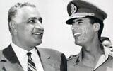 Sur cette photo non datée de 1969, le président égyptien Gamal Abdel Nasser, à gauche, est en compagnie du dirigeant libyen, le colonel Mouammar Kadhafi, à Suez, en Égypte. (AP Photo/ Farouk Ibrahim)